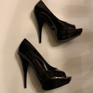 Black platform patent leather heels. (6 1/2)